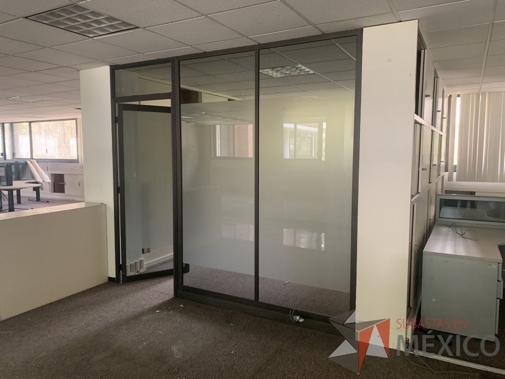 Lote 017 - Cancel con 2 hojas de vidrio y 1 puerta de vidrio con marco de aluminio. - Imagen 2