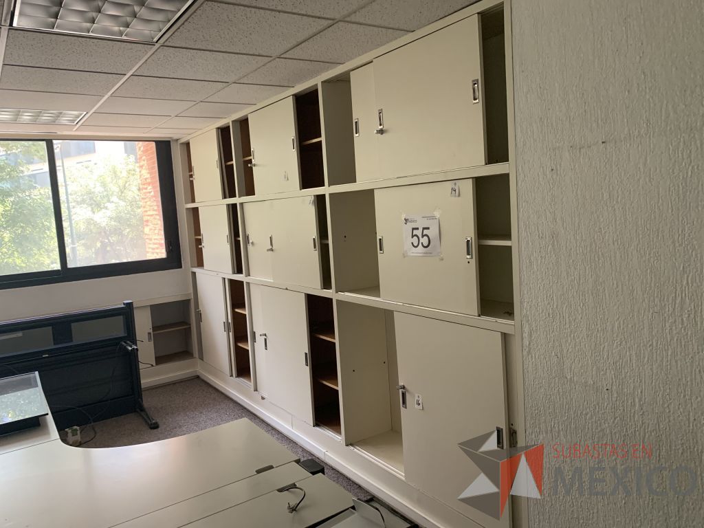 Lote 031 - 2 Gabinetes de madera empotrado color blanco con 18 puertas y 6 entrepaños - Imagen 3