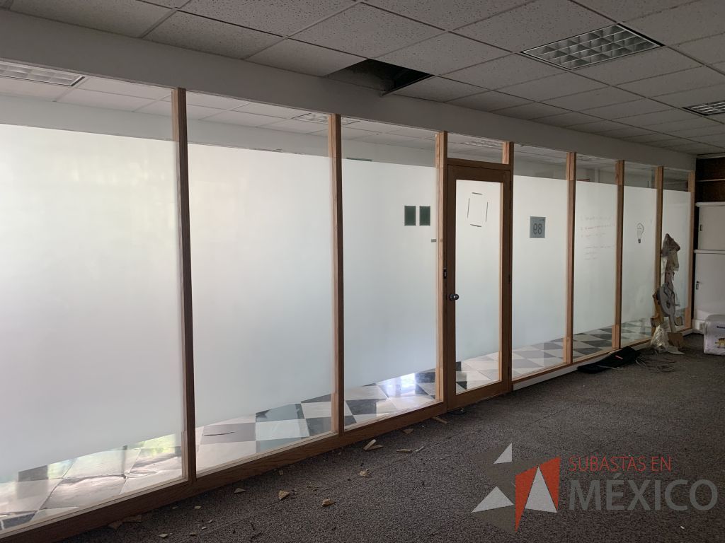 Lote 018 - Cancel de madera con 8 hojas de vidrio y una puerta de vidrio con marco de madera.