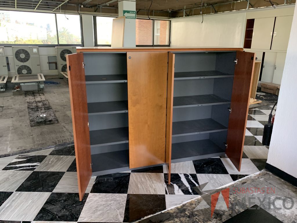 Lote 008 - Gabinete de 4 puertas y 6 entrepaños - Imagen 2
