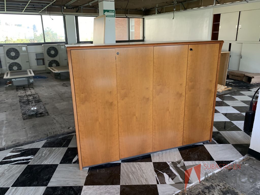 Lote 008 - Gabinete de 4 puertas y 6 entrepaños