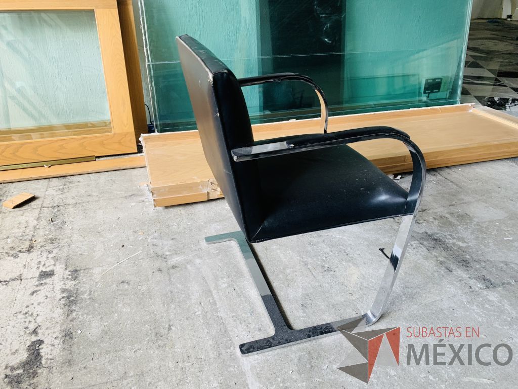 Lote 011 - 5 Sillas de visita tipo trineo, con base metálica, asiento y respaldo tipo piel color negro. - Imagen 3