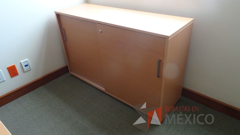Lote 088 - 2 Sillas ejecutivas con respaldo tipo mesh, 2 Escritorios en escuadra, credenza con 2 puertas corredizas y bote de basura - Imagen 6