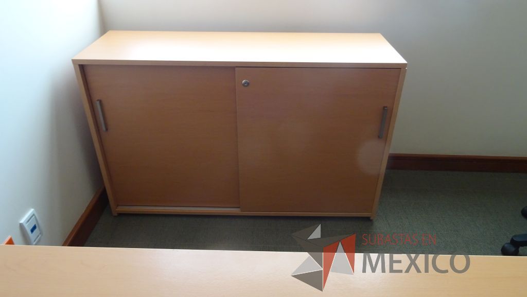 Lote 088 - 2 Sillas ejecutivas con respaldo tipo mesh, 2 Escritorios en escuadra, credenza con 2 puertas corredizas y bote de basura - Imagen 4