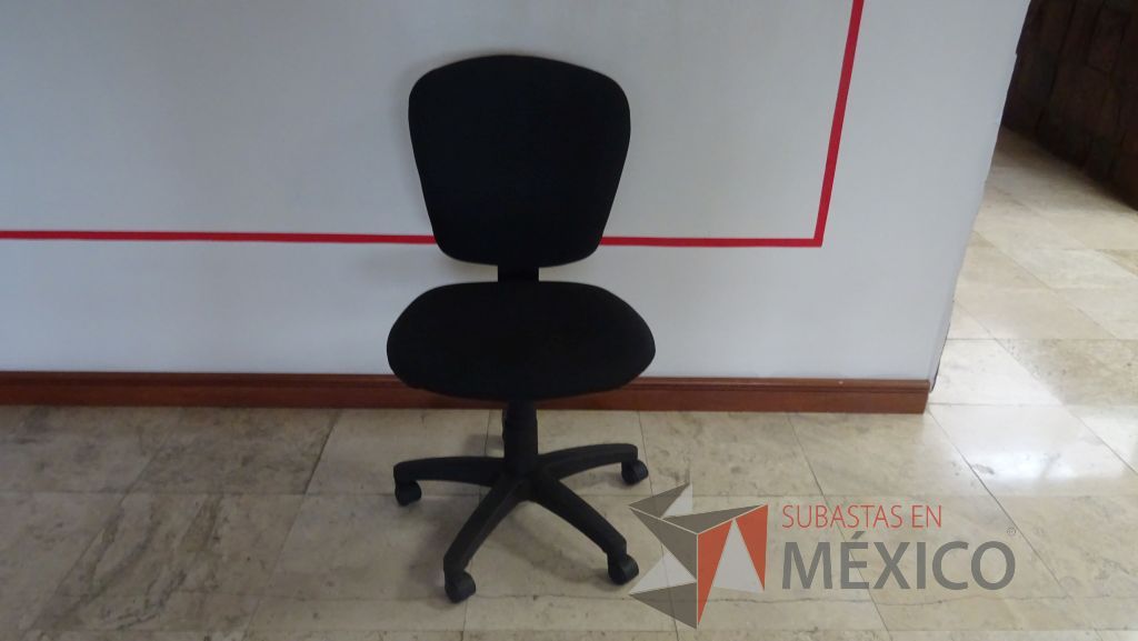 Lote 085 - 5 Sillas secretariales en tela color negro con ruedas