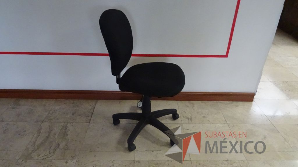 Lote 085 - 5 Sillas secretariales en tela color negro con ruedas - Imagen 2