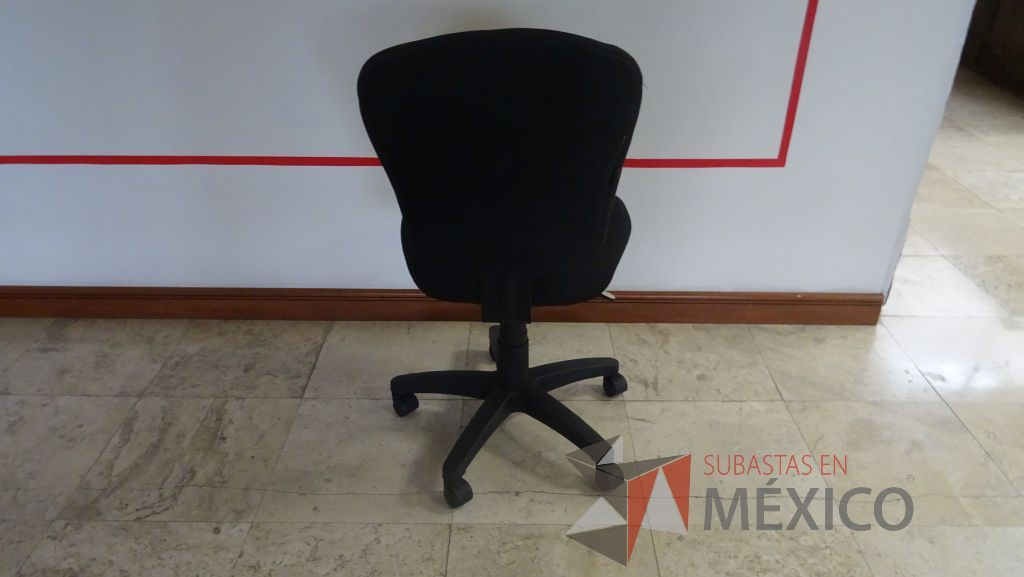 Lote 069 - 3 Sillas secretariales en tela color negro con ruedas - Imagen 3