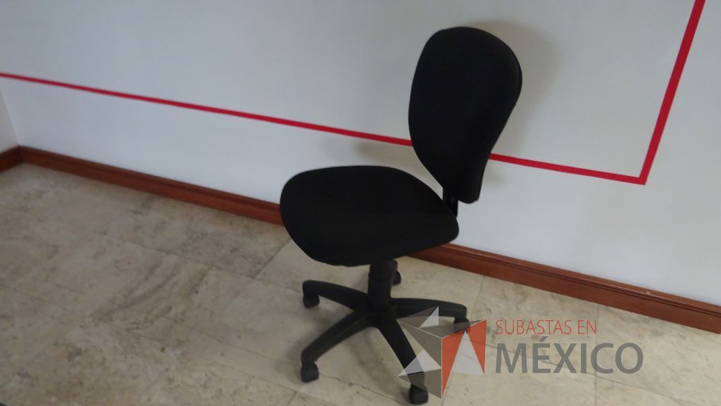 Lote 069 - 3 Sillas secretariales en tela color negro con ruedas - Imagen 4