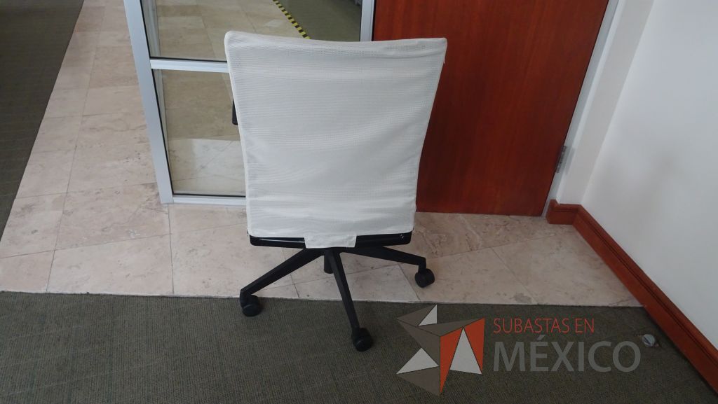 Lote 057 - 2 Sillas ejecutivas, 2 escritorios en escuadra, credenza, bote de basura y pizarrón blanco - Imagen 5