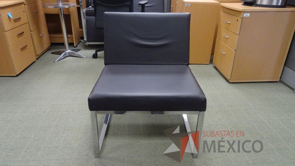 Lote 097 - Sillón individual para recepción color café con estructura cromada