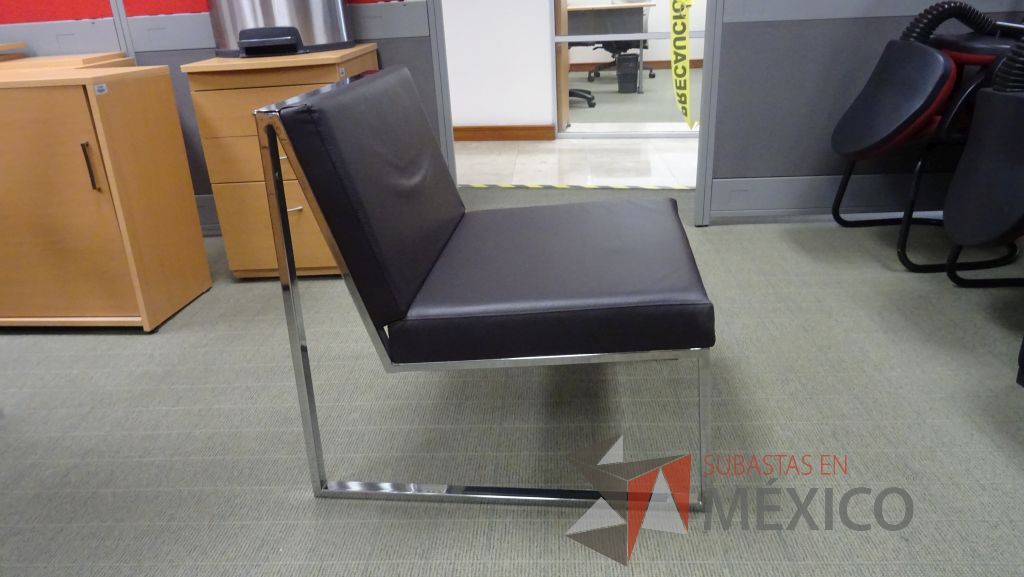 Lote 061 - Sillón individual para recepción color café con estructura cromada - Imagen 2