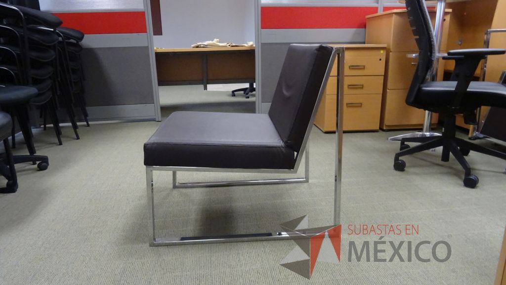 Lote 097 - Sillón individual para recepción color café con estructura cromada - Imagen 4