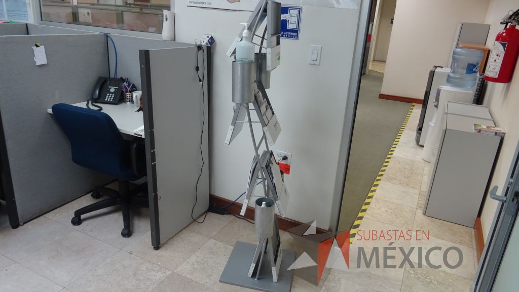 Lote 127 - Revistero armable de aluminio color gris