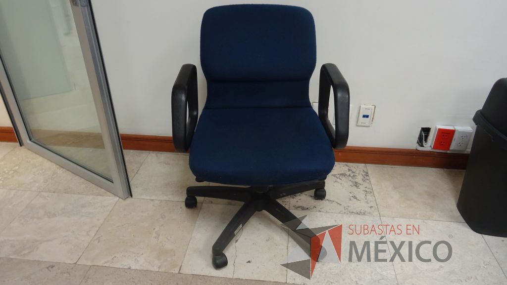 Lote 126 - 4 Sillas operativas en tela color azul con descansabrazos y ruedas