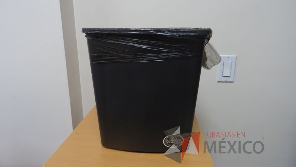 Lote 057 - 2 Sillas ejecutivas, 2 escritorios en escuadra, credenza, bote de basura y pizarrón blanco - Imagen 17