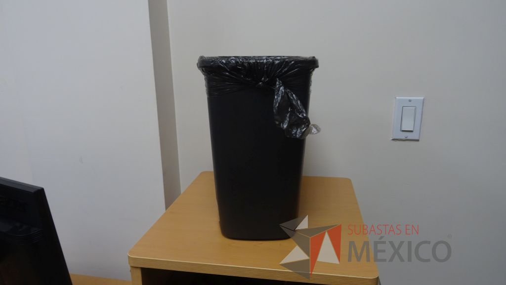 Lote 057 - 2 Sillas ejecutivas, 2 escritorios en escuadra, credenza, bote de basura y pizarrón blanco - Imagen 9