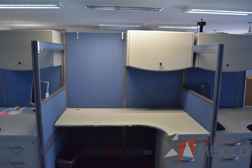 Lote 013 - Estación de trabajo para 8 personas, gabinetes, archiveros y pizarrones - Imagen 9