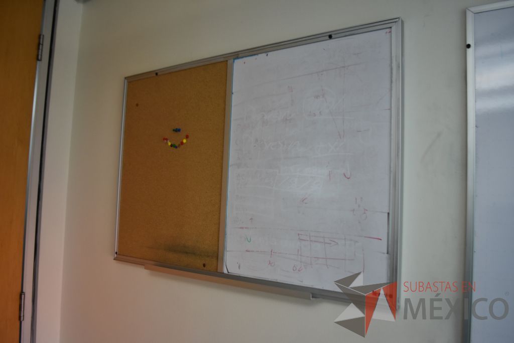 Lote 004 - Estación de Trabajo para 6 Personas, Gavetas, Archiveros, Pizarrón Blanco y Pizarrón de Corcho - Imagen 2