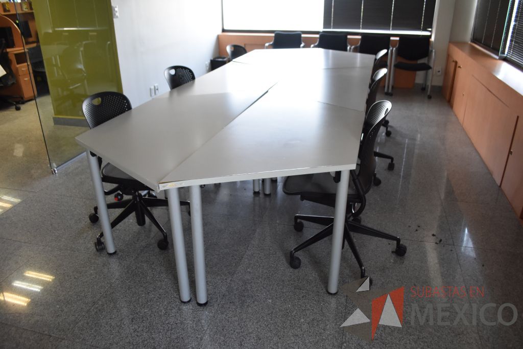 Lote 041 - Mesa de sala de juntas, pantalla para proyector y escritorio - Imagen 2