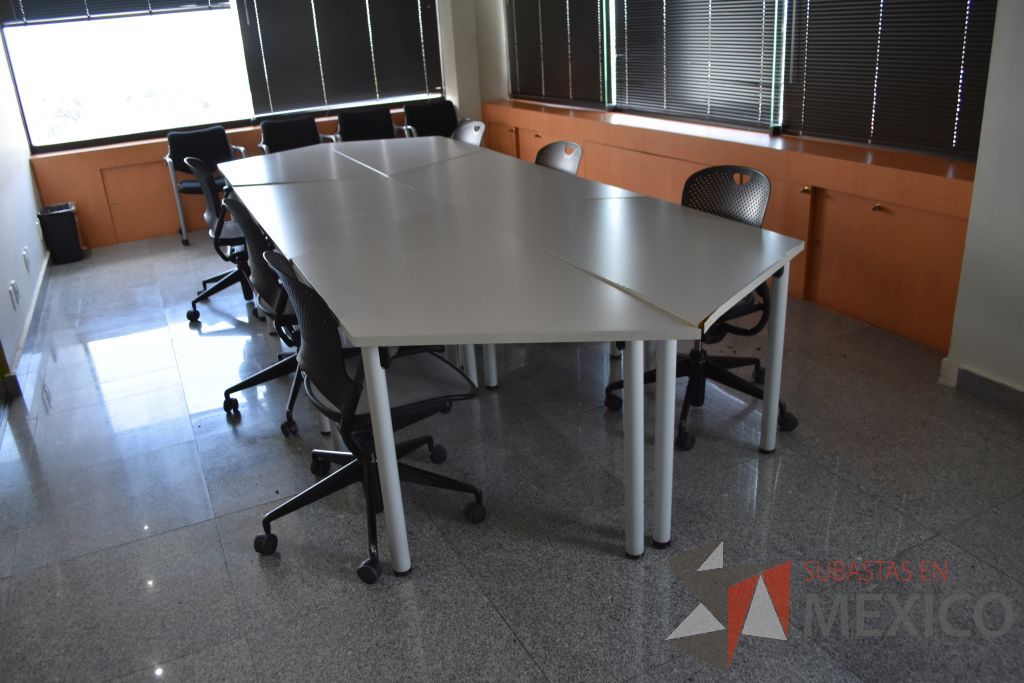 Lote 041 - Mesa de sala de juntas, pantalla para proyector y escritorio - Imagen 3