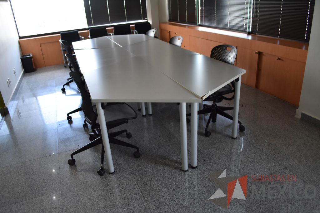 Lote 041 - Mesa de sala de juntas, pantalla para proyector y escritorio