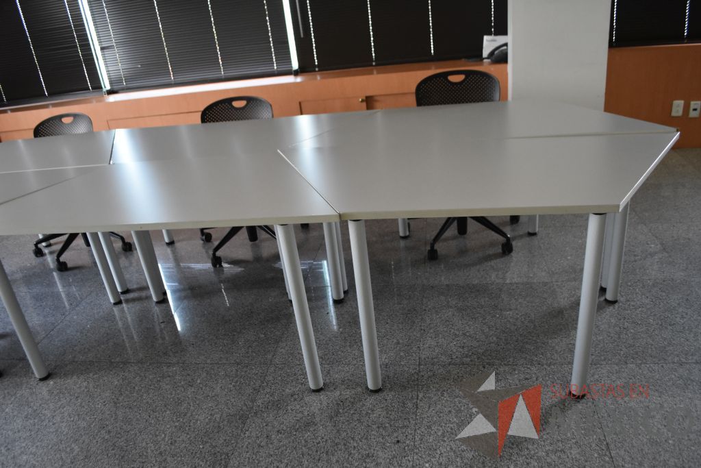 Lote 041 - Mesa de sala de juntas, pantalla para proyector y escritorio - Imagen 6