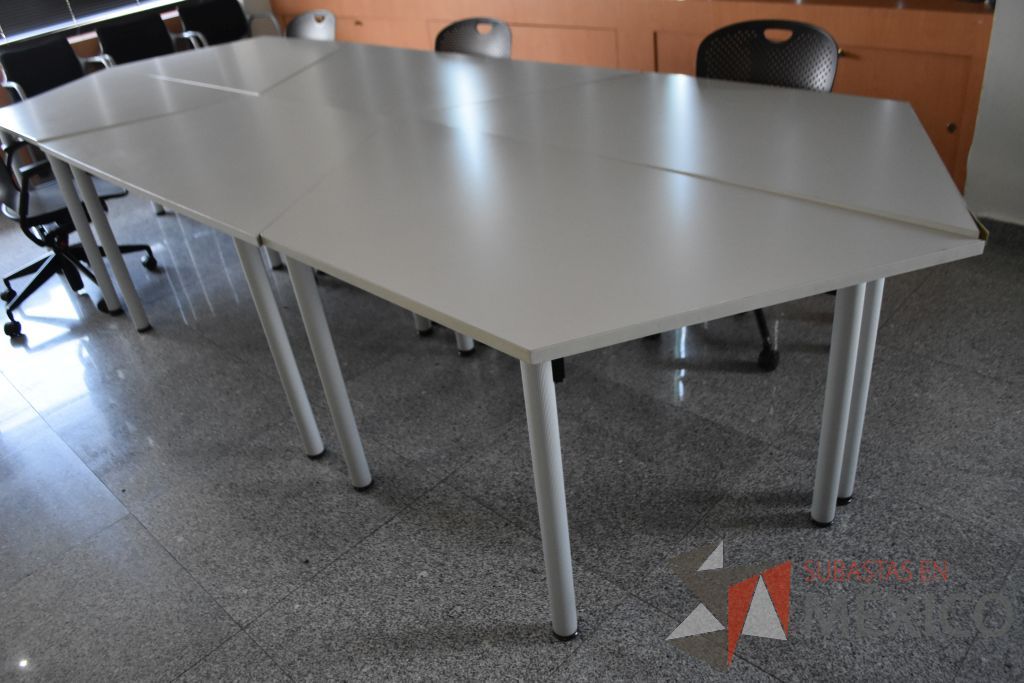 Lote 041 - Mesa de sala de juntas, pantalla para proyector y escritorio - Imagen 8
