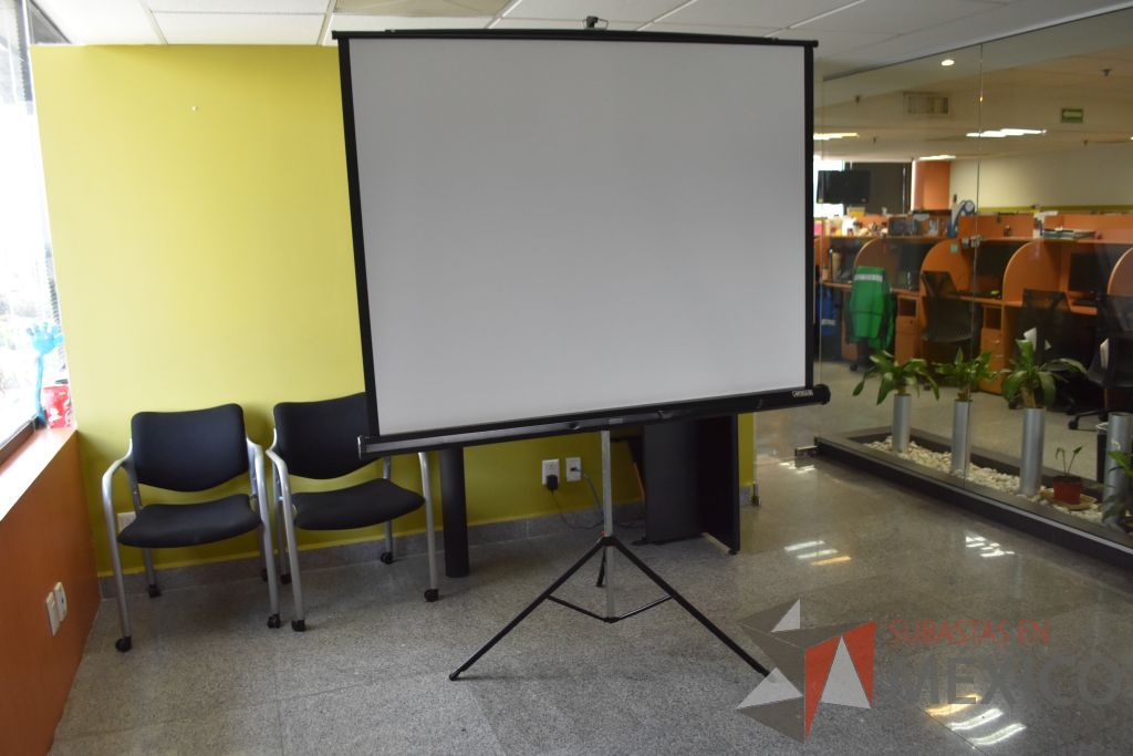 Lote 041 - Mesa de sala de juntas, pantalla para proyector y escritorio - Imagen 12