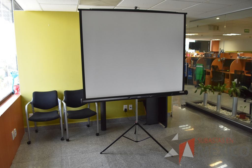 Lote 041 - Mesa de sala de juntas, pantalla para proyector y escritorio - Imagen 13