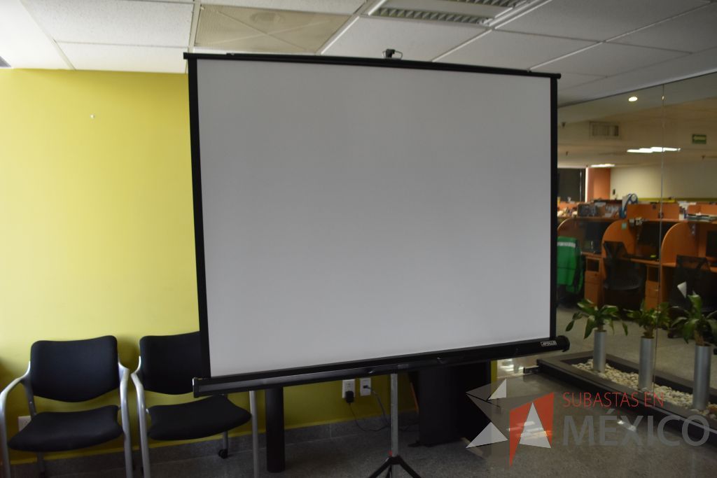 Lote 041 - Mesa de sala de juntas, pantalla para proyector y escritorio - Imagen 14