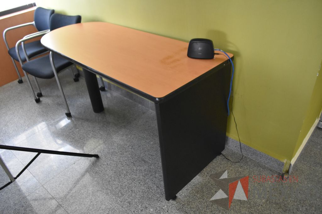 Lote 041 - Mesa de sala de juntas, pantalla para proyector y escritorio - Imagen 15