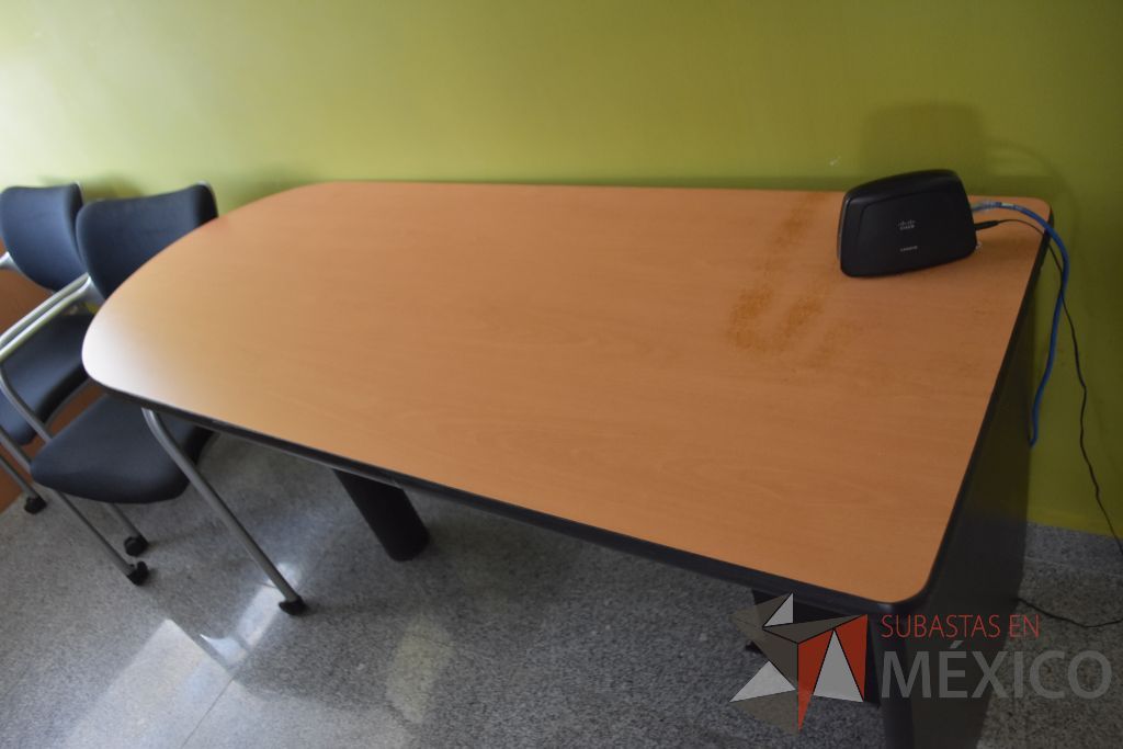 Lote 041 - Mesa de sala de juntas, pantalla para proyector y escritorio - Imagen 16