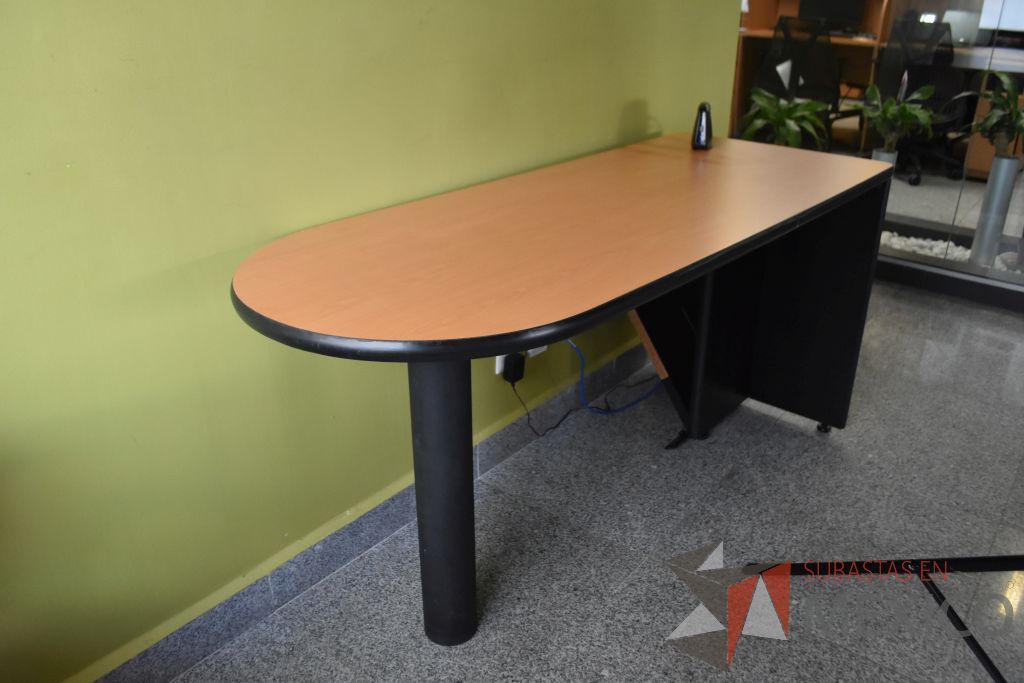 Lote 041 - Mesa de sala de juntas, pantalla para proyector y escritorio - Imagen 17