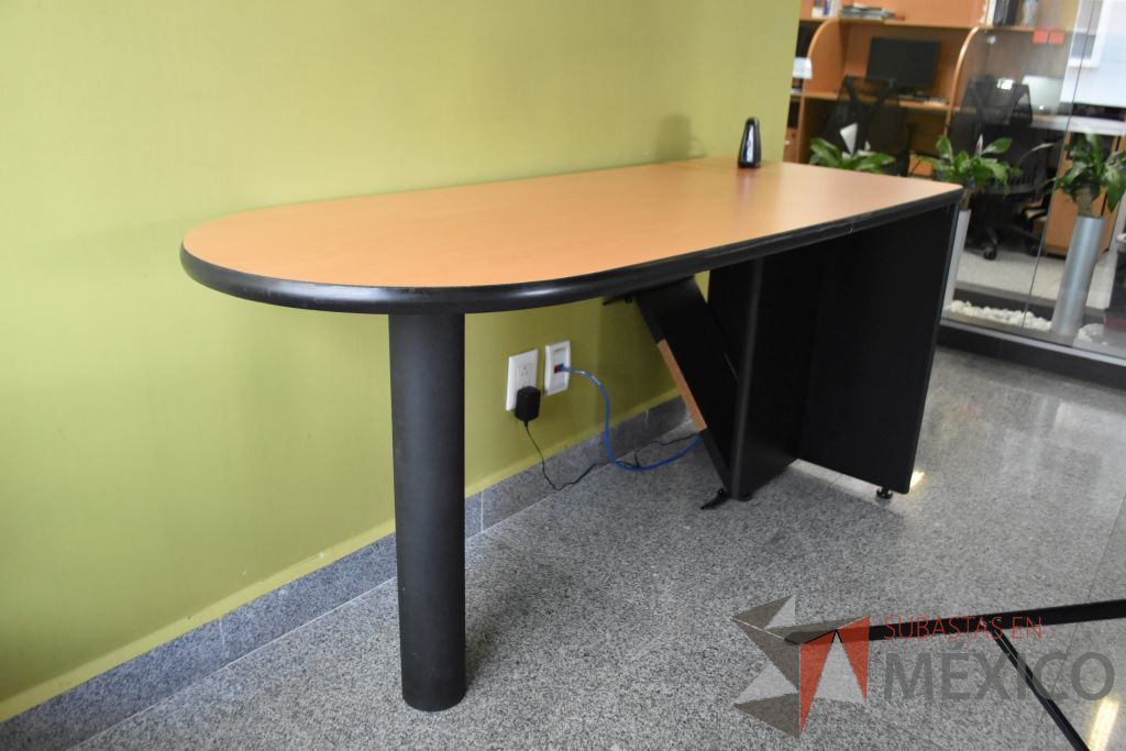 Lote 041 - Mesa de sala de juntas, pantalla para proyector y escritorio - Imagen 18