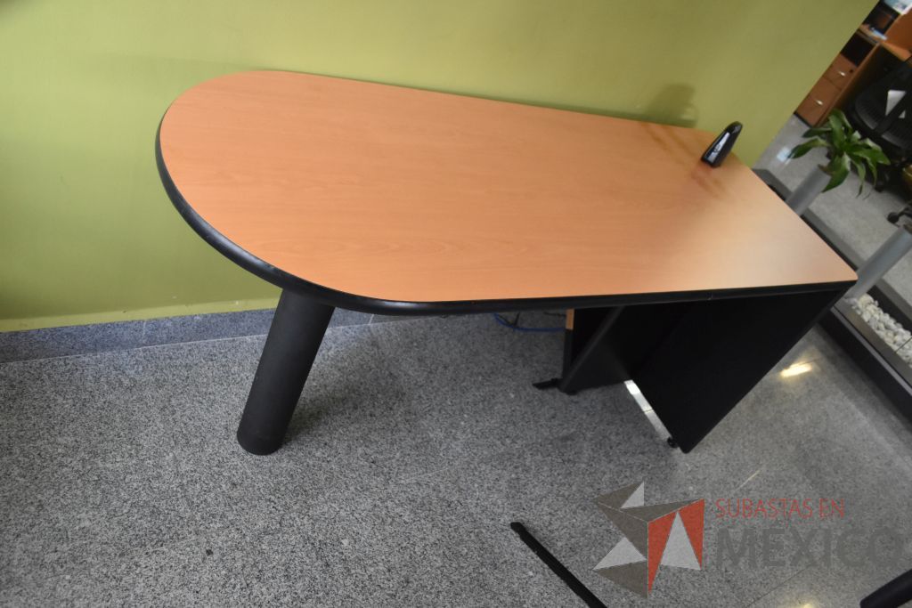 Lote 041 - Mesa de sala de juntas, pantalla para proyector y escritorio - Imagen 19