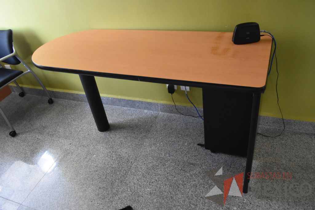 Lote 041 - Mesa de sala de juntas, pantalla para proyector y escritorio - Imagen 20