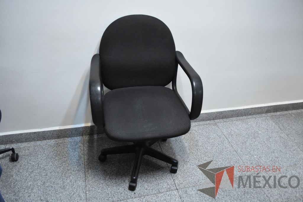 Lote 042 - 13 sillas operativas