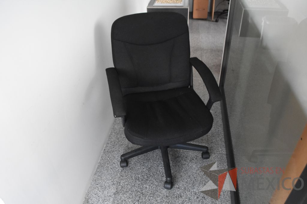 Lote 042 - Silla operativa con descansa brazos fijos, 5 sillas de visita apilable de cuatro patas y 3 sillas altas - Imagen 2