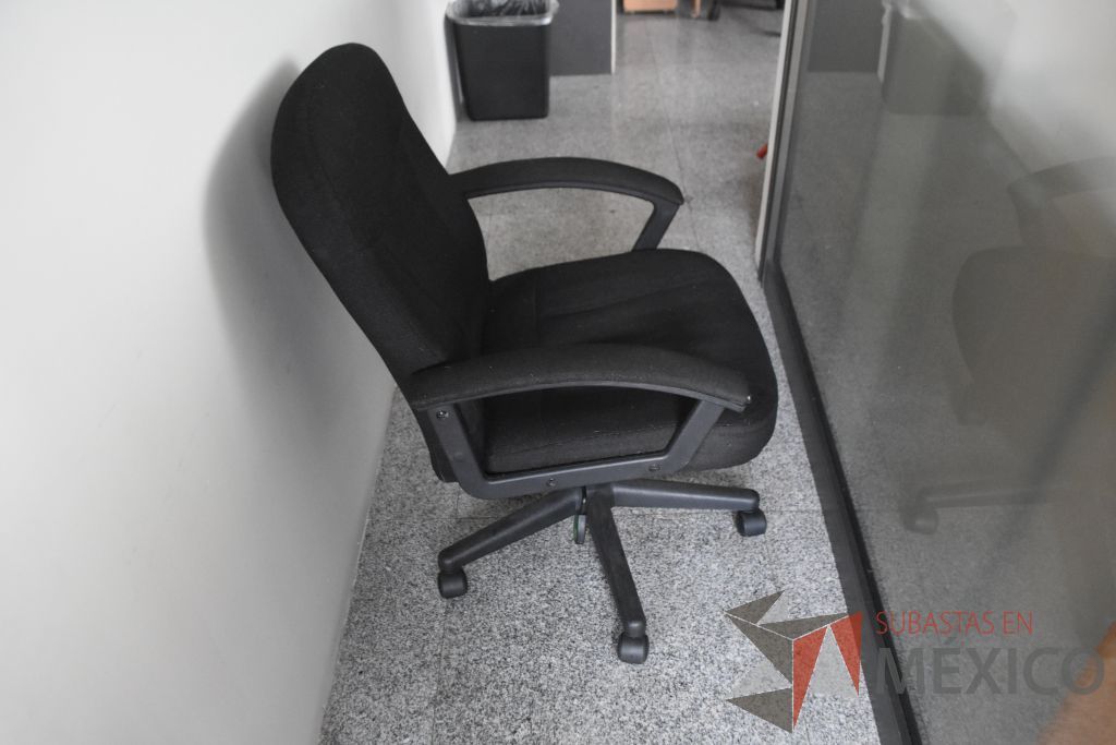 Lote 042 - Silla operativa con descansa brazos fijos, 5 sillas de visita apilable de cuatro patas y 3 sillas altas - Imagen 5