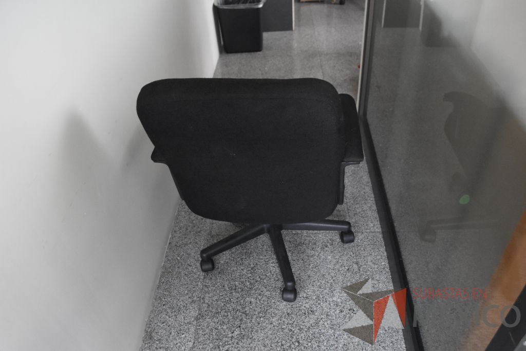 Lote 042 - Silla operativa con descansa brazos fijos, 5 sillas de visita apilable de cuatro patas y 3 sillas altas - Imagen 15