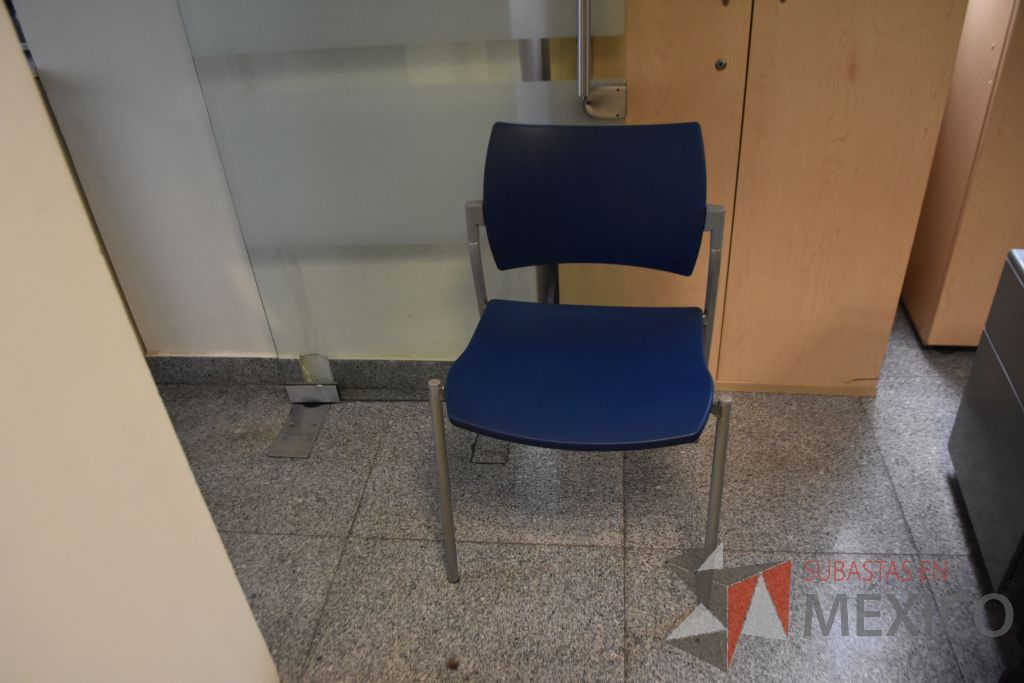 Lote 042 - Silla operativa con descansa brazos fijos, 5 sillas de visita apilable de cuatro patas y 3 sillas altas