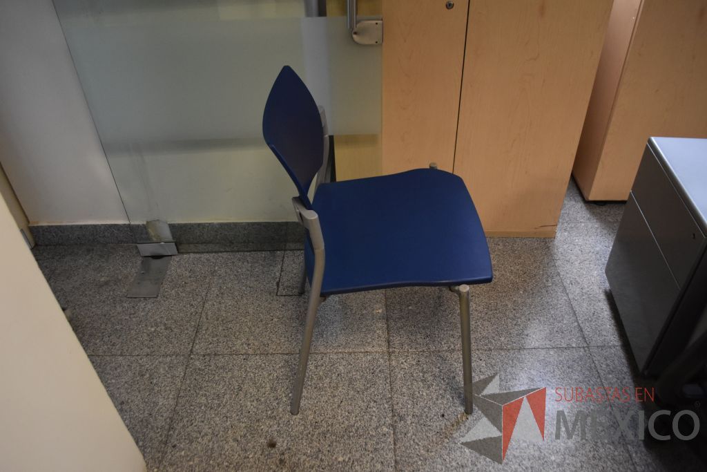 Lote 042 - Silla operativa con descansa brazos fijos, 5 sillas de visita apilable de cuatro patas y 3 sillas altas - Imagen 11