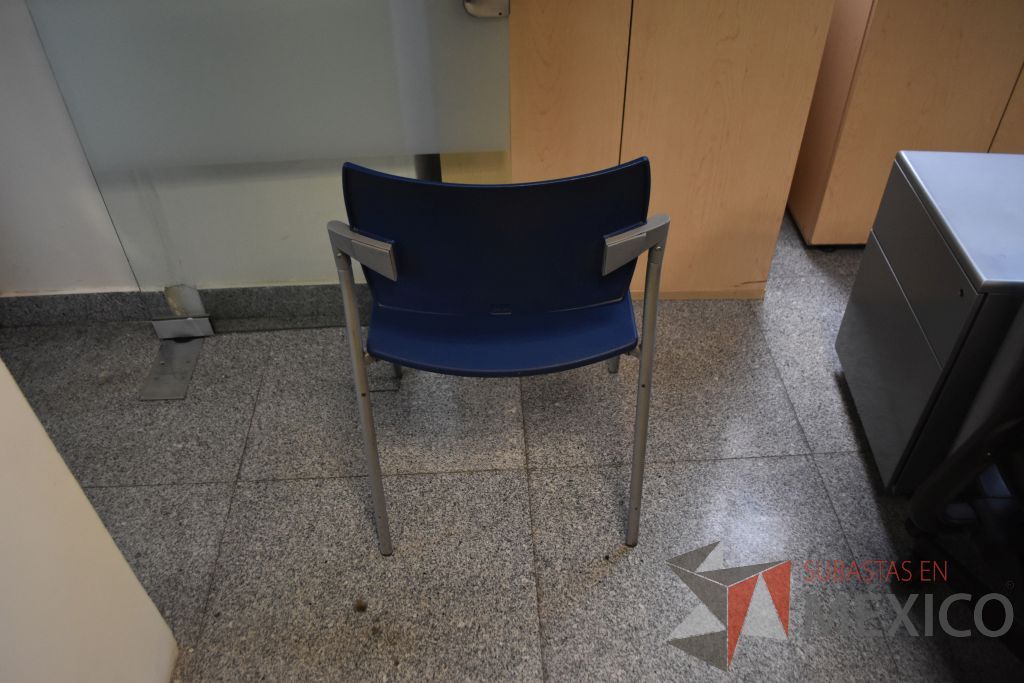 Lote 042 - Silla operativa con descansa brazos fijos, 5 sillas de visita apilable de cuatro patas y 3 sillas altas - Imagen 3