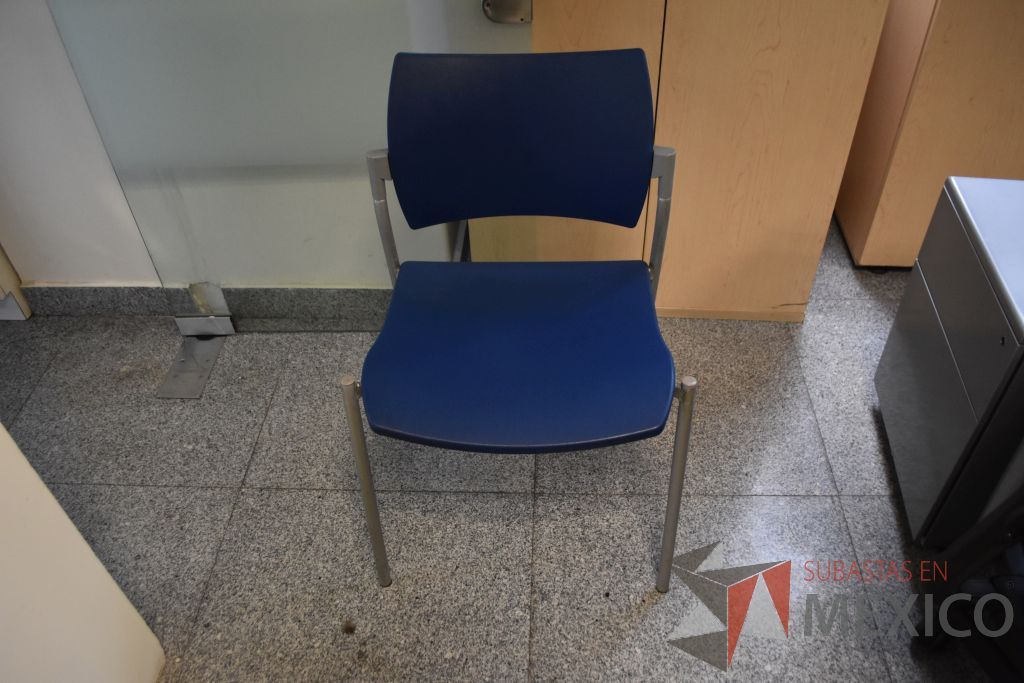 Lote 042 - Silla operativa con descansa brazos fijos, 5 sillas de visita apilable de cuatro patas y 3 sillas altas - Imagen 4