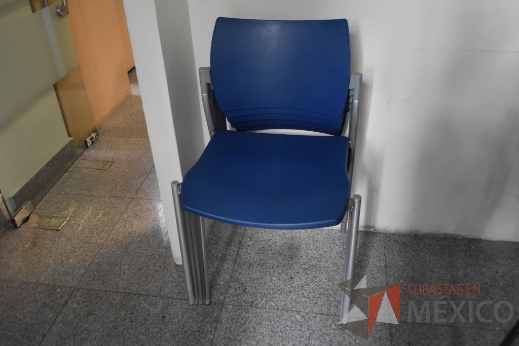 Lote 042 - Silla operativa con descansa brazos fijos, 5 sillas de visita apilable de cuatro patas y 3 sillas altas - Imagen 12
