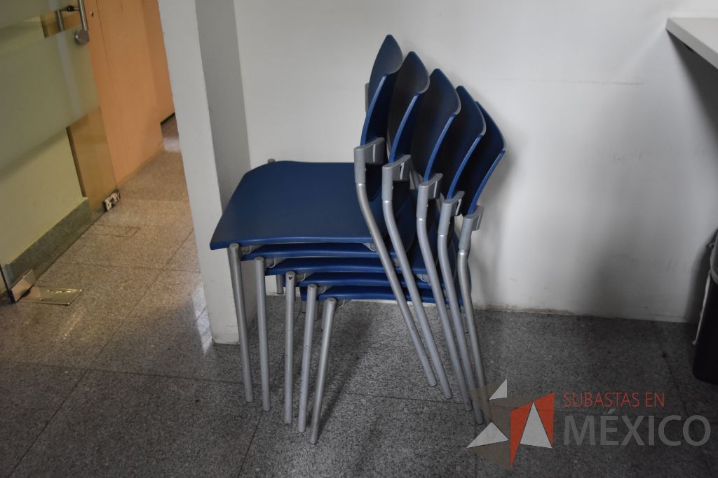 Lote 042 - Silla operativa con descansa brazos fijos, 5 sillas de visita apilable de cuatro patas y 3 sillas altas - Imagen 13