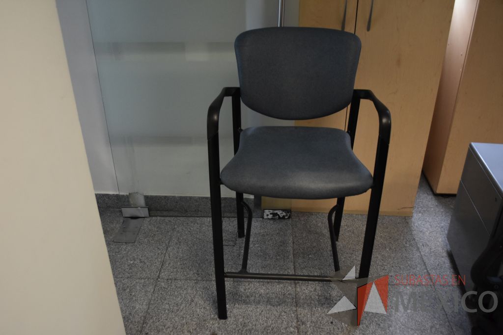 Lote 042 - Silla operativa con descansa brazos fijos, 5 sillas de visita apilable de cuatro patas y 3 sillas altas - Imagen 14