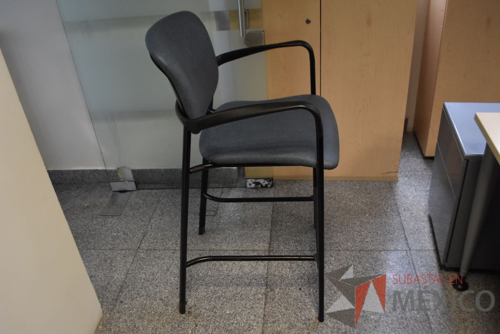 Lote 042 - Silla operativa con descansa brazos fijos, 5 sillas de visita apilable de cuatro patas y 3 sillas altas - Imagen 19