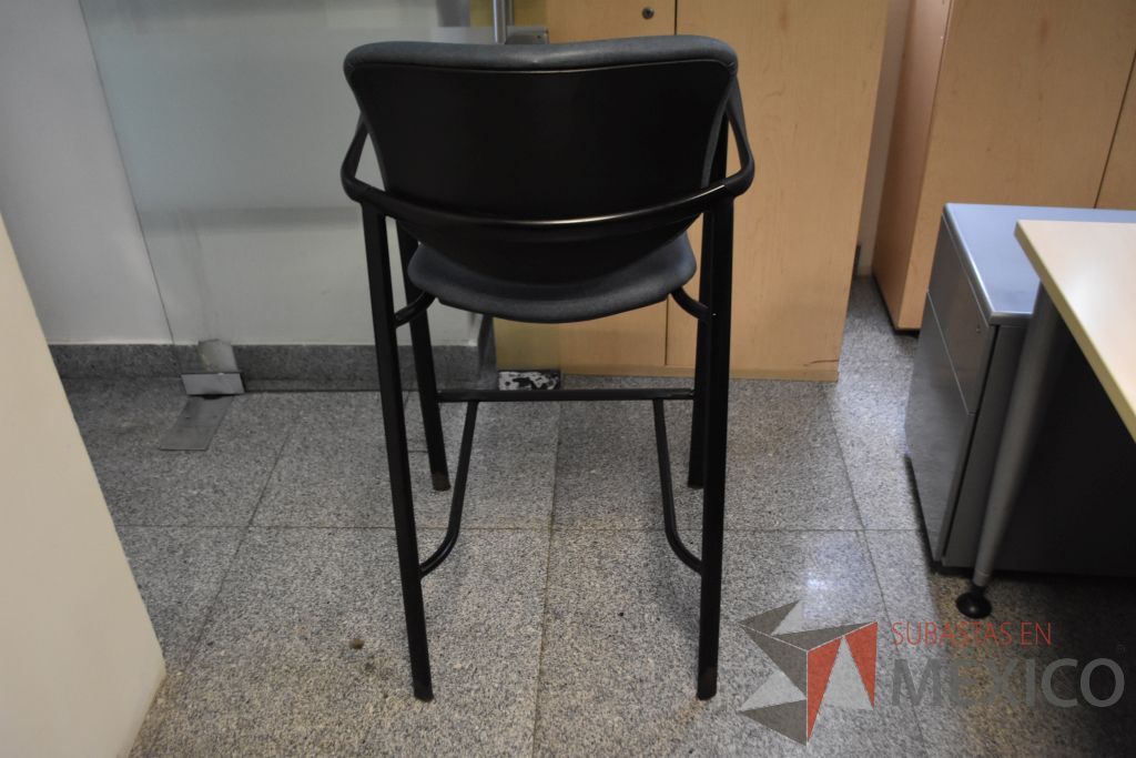 Lote 042 - Silla operativa con descansa brazos fijos, 5 sillas de visita apilable de cuatro patas y 3 sillas altas - Imagen 20