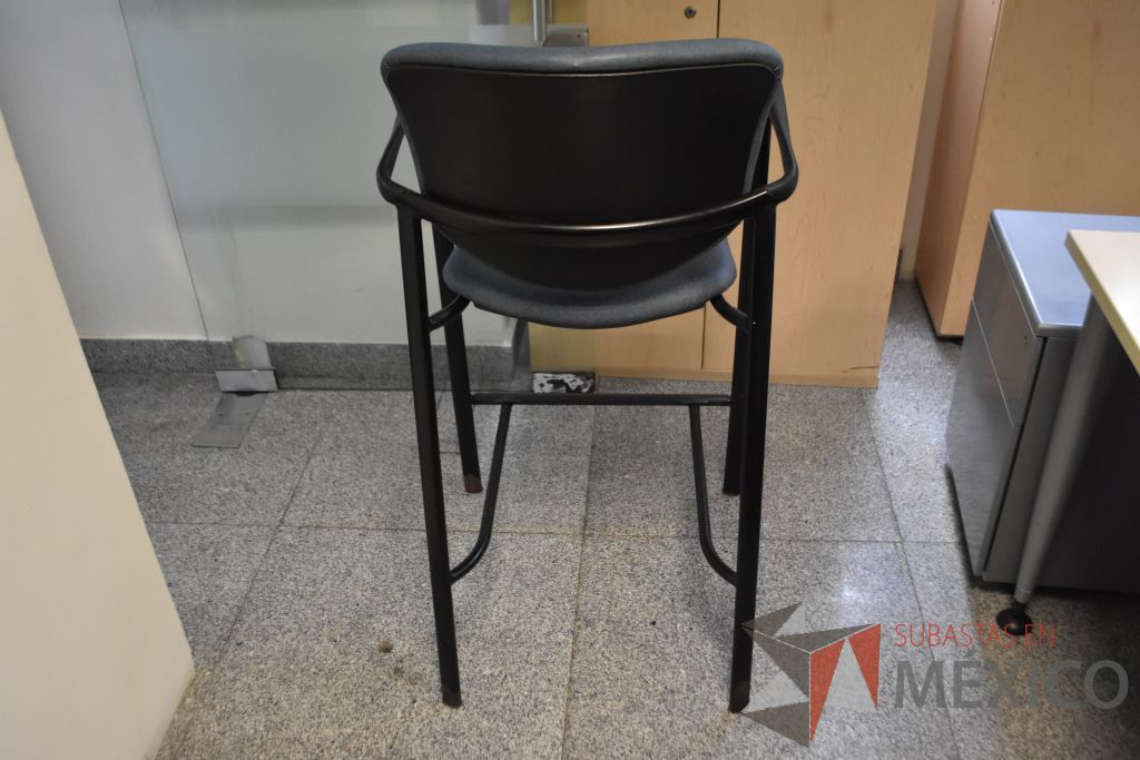 Lote 042 - Silla operativa con descansa brazos fijos, 5 sillas de visita apilable de cuatro patas y 3 sillas altas - Imagen 9